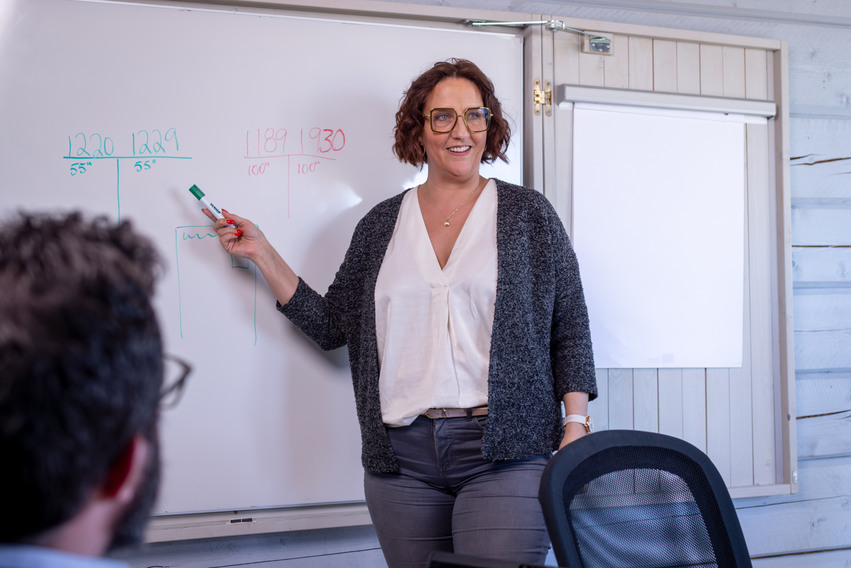 Person ritar och presenterar på en whiteboard