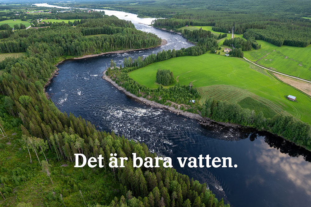 Bild på svenskt landskap med vattendrag och grönska samt texten "Det är bara vatten"
