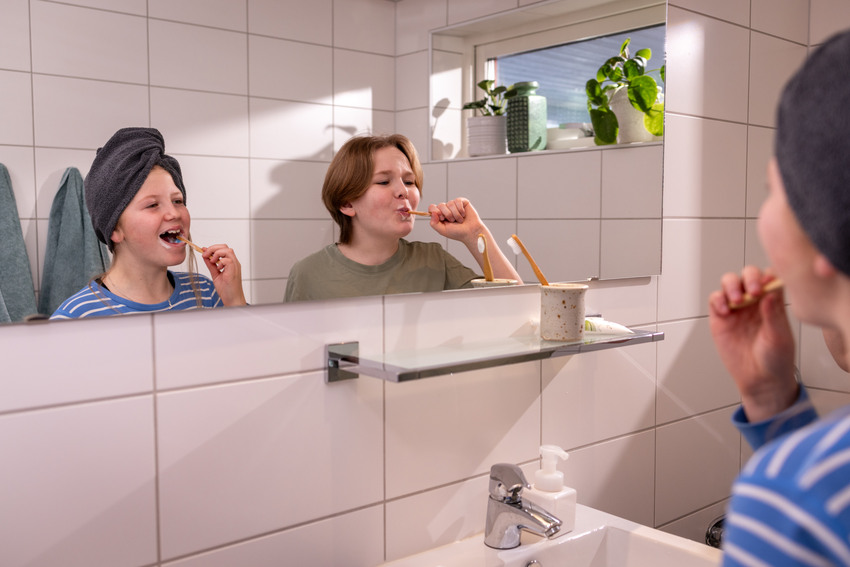 Två pojkar borstar tänderna