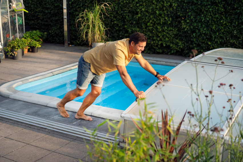 Person täcker över pool