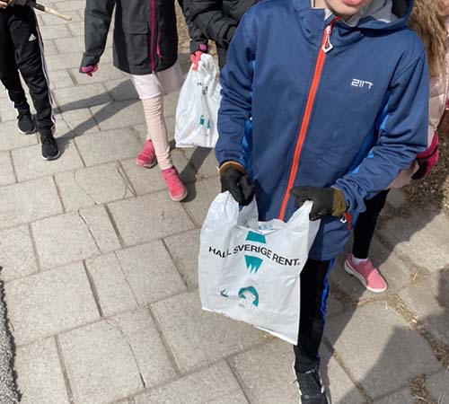 Barn som håller i Håll Sverige Rent-påse