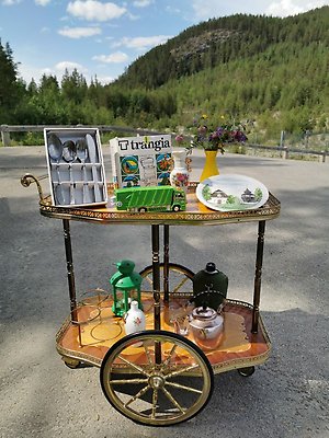 Prylar som lämnats in för återbruk.; bestick, tallrikar, termosar, tringiakök, leksakslastbil